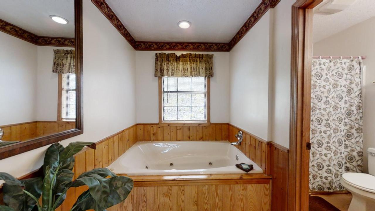 Little Mountain Hideaway Cabin Pigeon Forge Exterior photo